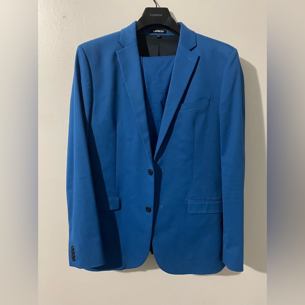 Express Men’s Blue Suit Slim Fit. Blazer: 40L Pants: 32W 34L